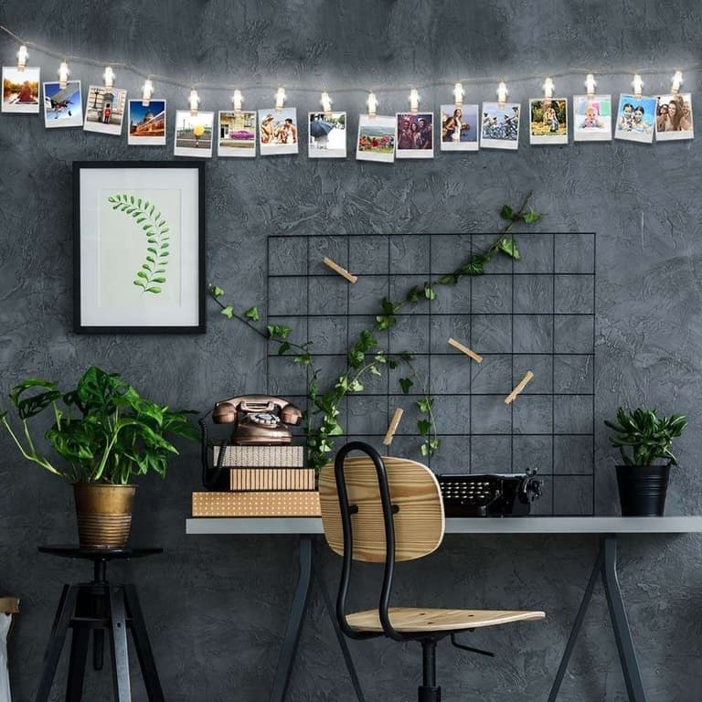 bureau mur effet béton guirlande lumineuse porte photo déco végétale chaise en bois cadeau fille ado