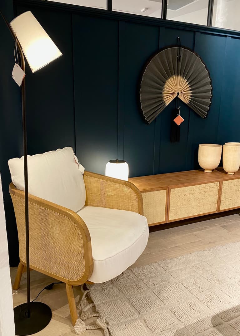 chambre bleue foncé coin lecture fauteuil cannage lin - blog déco - clem around the corner