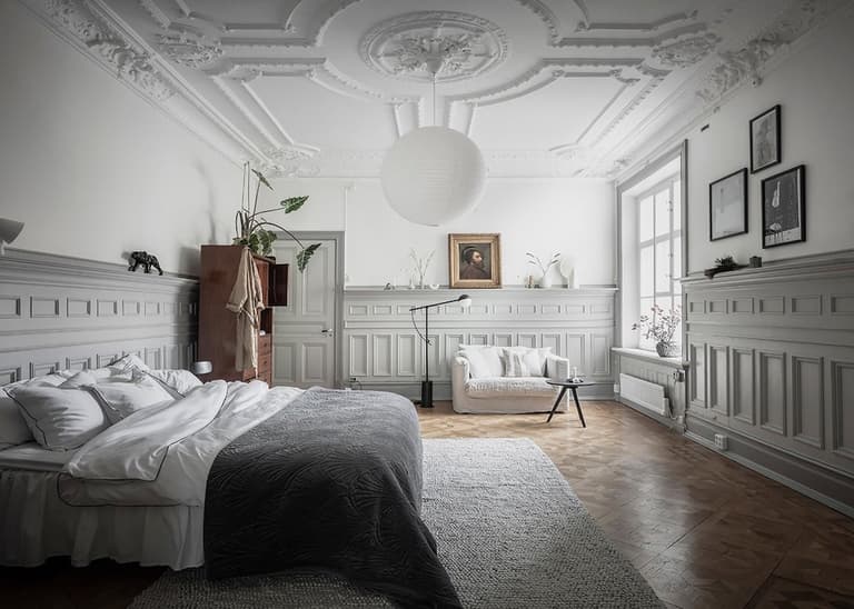 chambre moulure parquet bois tapis gris canapé blanc déco intérieure chic sobre