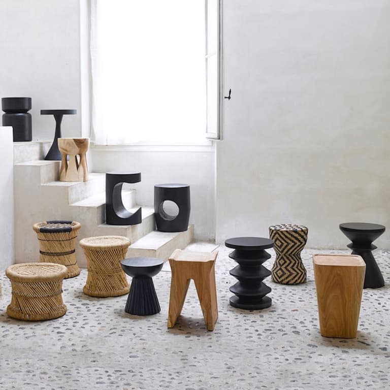 bout de canapé en bois noir tabouret - blog déco - clemaroundthecorner