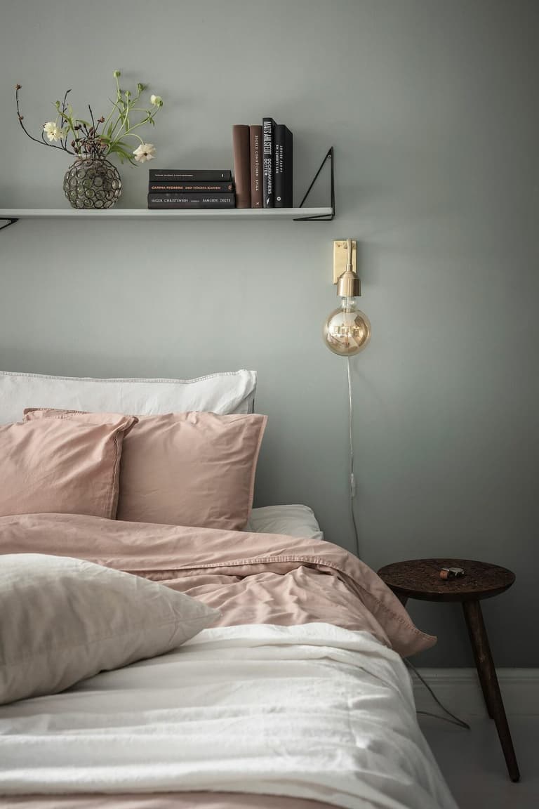 chambre décoration colorée sobre pastel lampe laiton drap rose