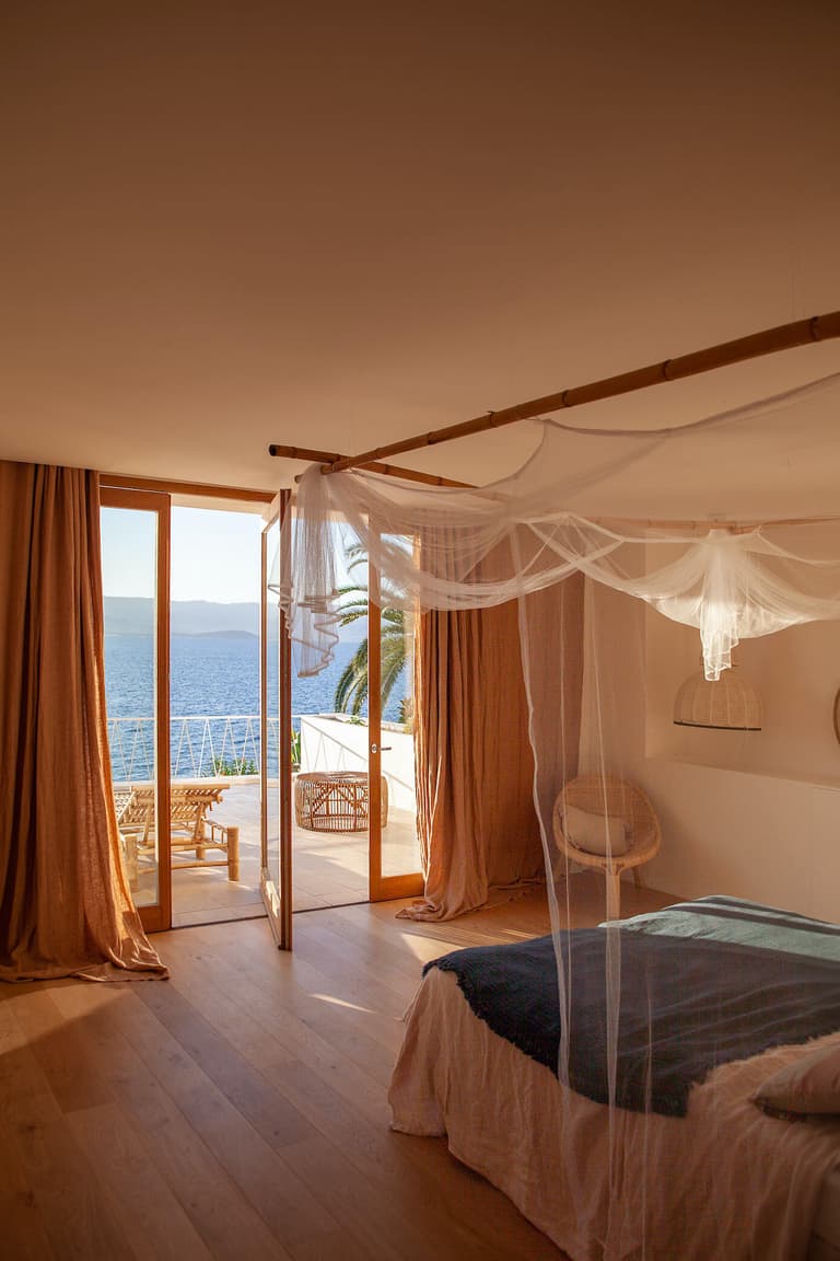 chambre lit baldaquin voilage bambou décoration bord de mer
