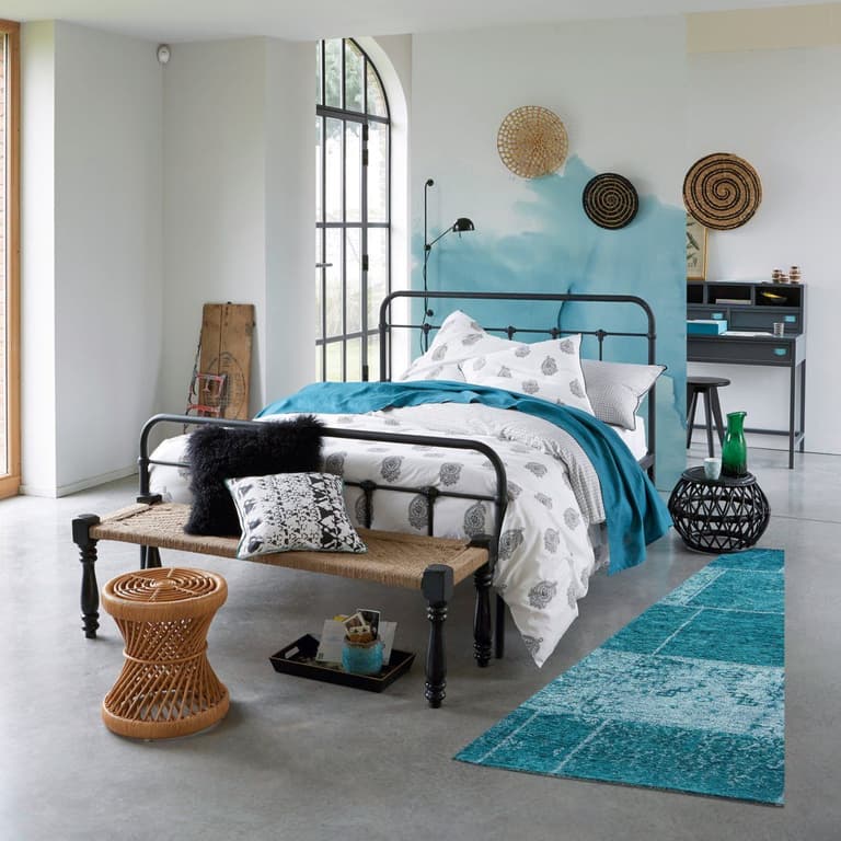 chambre lit double métal noir tabouret rond banquette fibres naturelles déco méditerranéenne