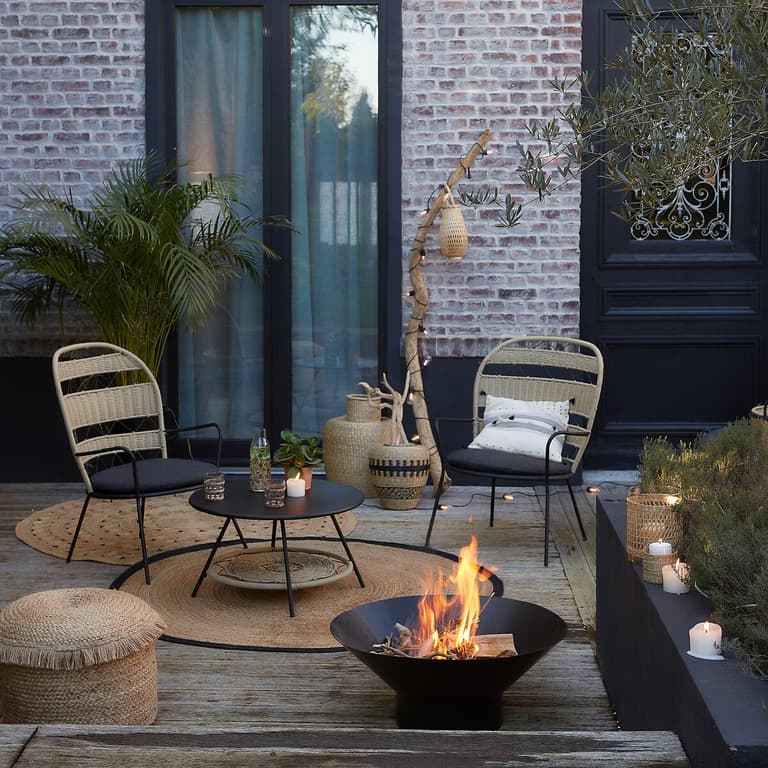 cour maison décoration en bois tapis rond jute jonc de mer fauteuil jardin métal corde