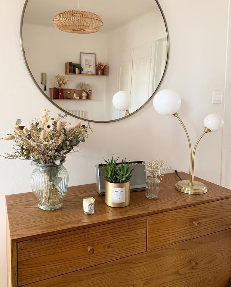 homebyauriane comment aménager petite entrée commode lampe dorée boule verre fumé