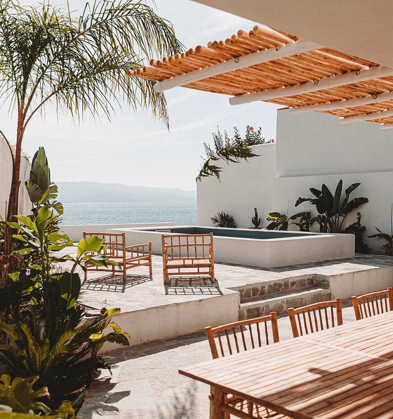 louer villa Corse Ajaccio piscine bord de mer table rotin bambou jardin terrasse