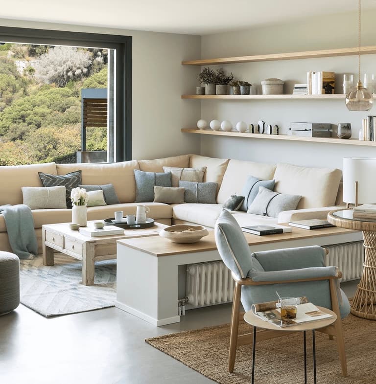 salon bord de mer chic intérieur canapé angle beige déco bleu clair