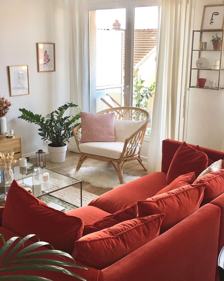 salon cosy canapé rouge velours orange fauteuil rotin - blog déco - clem around the corner