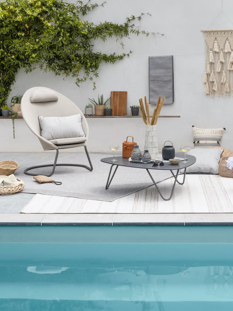 terrasse bord piscine aménagement coin relaxation idée - blog déco - clem around the corner