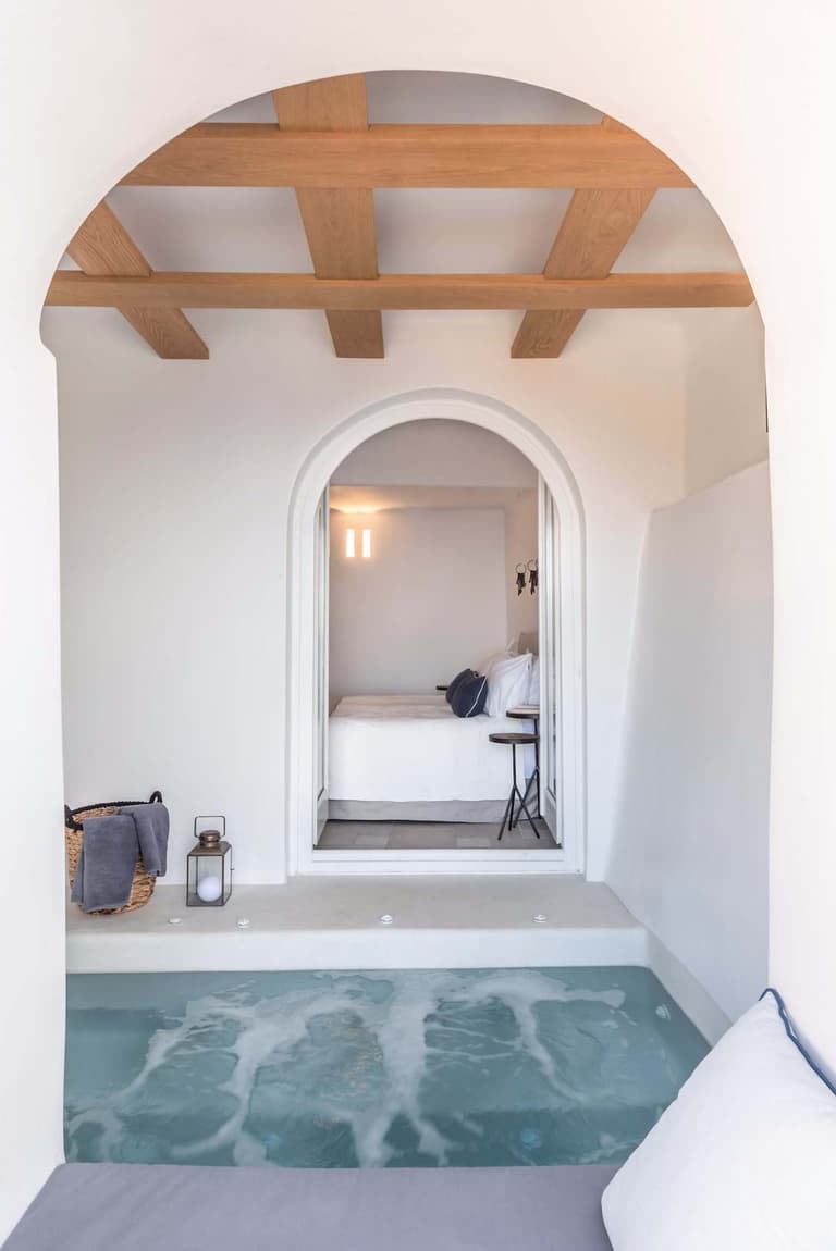 villa Grèce maison Santorin piscine intérieur - blog déco - clem around the corner