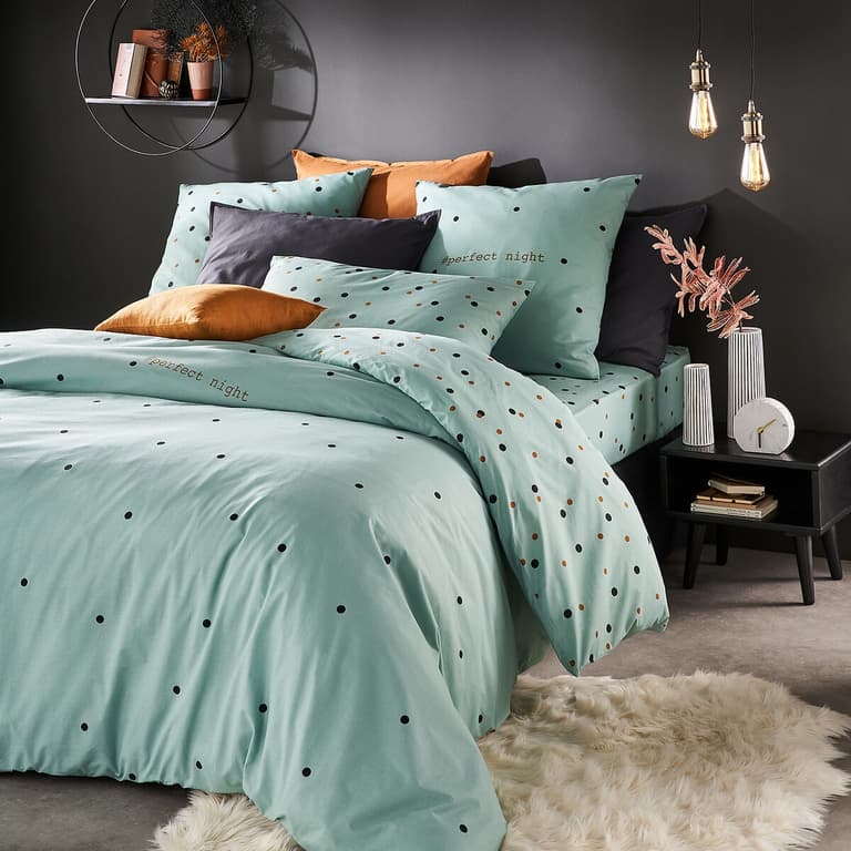 aménager une chambre d'ado fille mur noir tapis mouton couette turquoise verte bleu pois