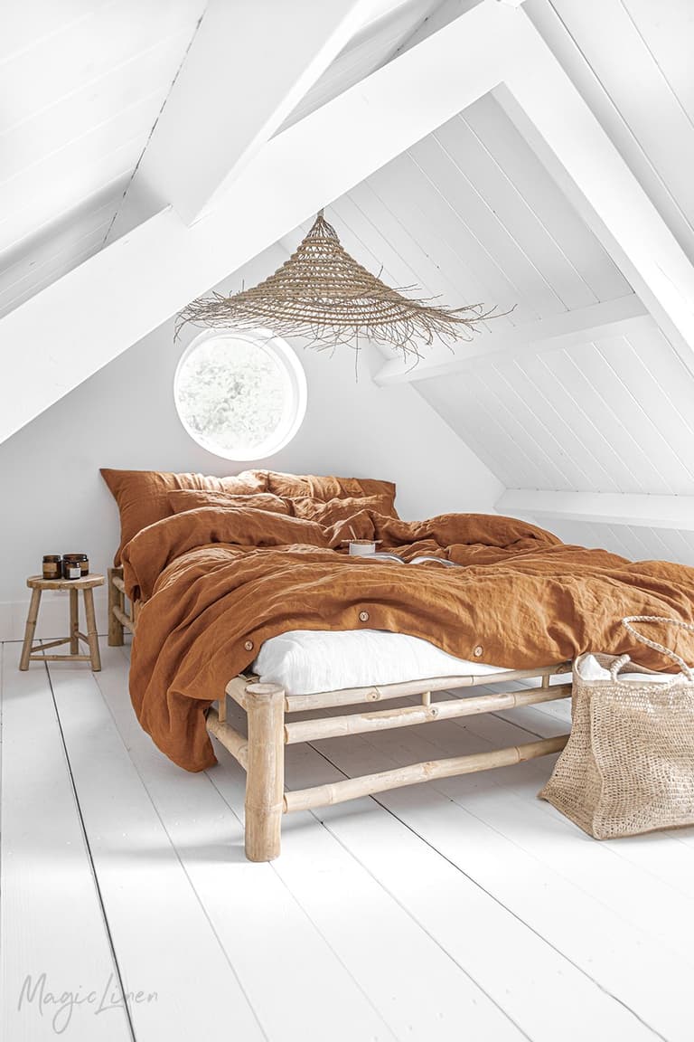 chambre sous les toits parquet en bois lamé blanc lit en bois déco nature rustique