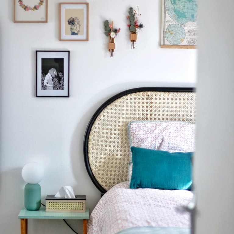 duplex parisien chambre vintage tête de lit cannage déco murale