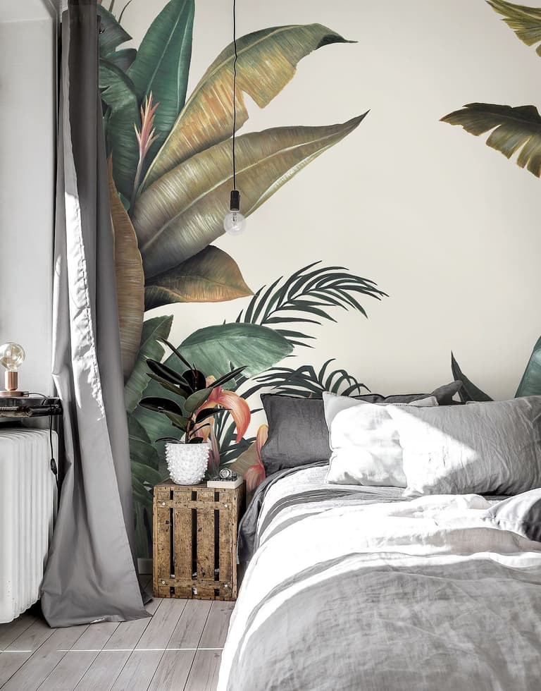 papier peint tropical table basse palette en bois rideau housse grise déco intérieure