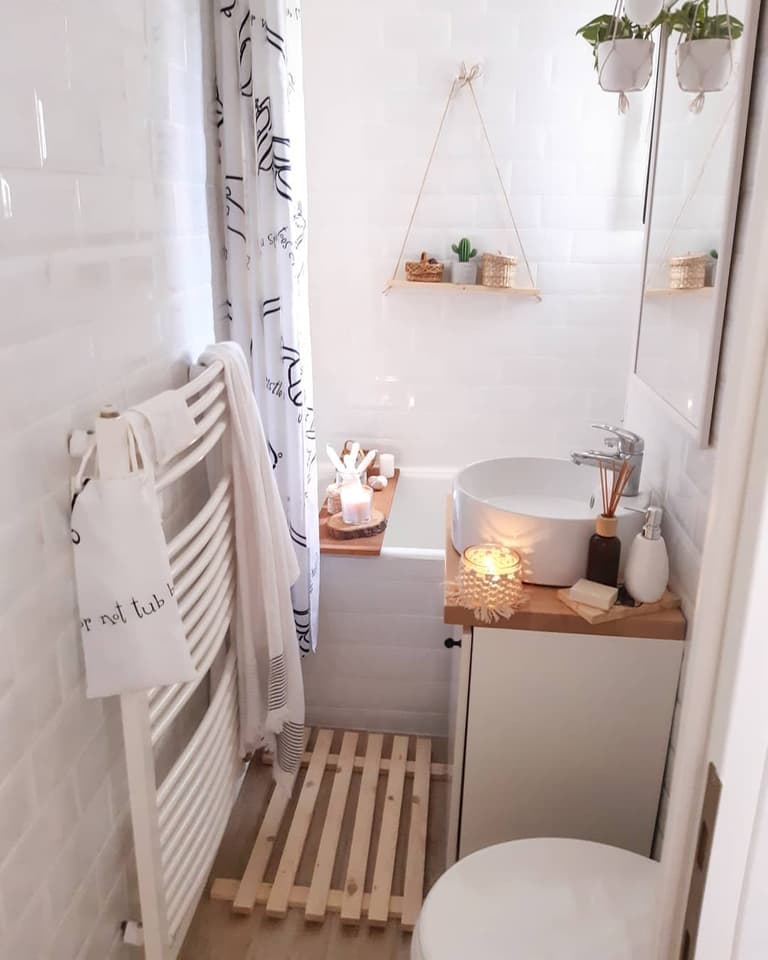 salle de bain carrelage métro parisien mini longueur aménagement plateau bois baignoire