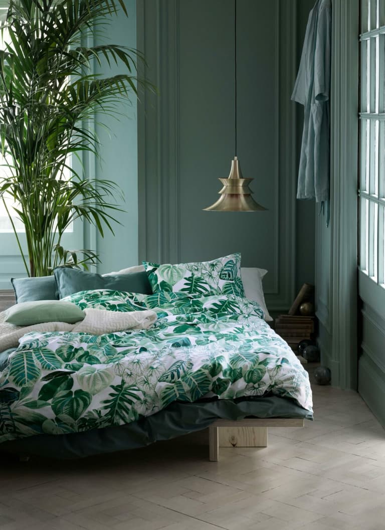 suite parentale mur vert housse couverture végétale parquet en bois suspension laiton