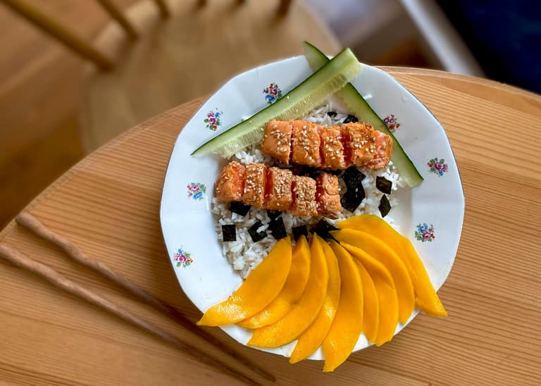 Tataki de saumon facile avec riz vinaigré, mangue et concombre