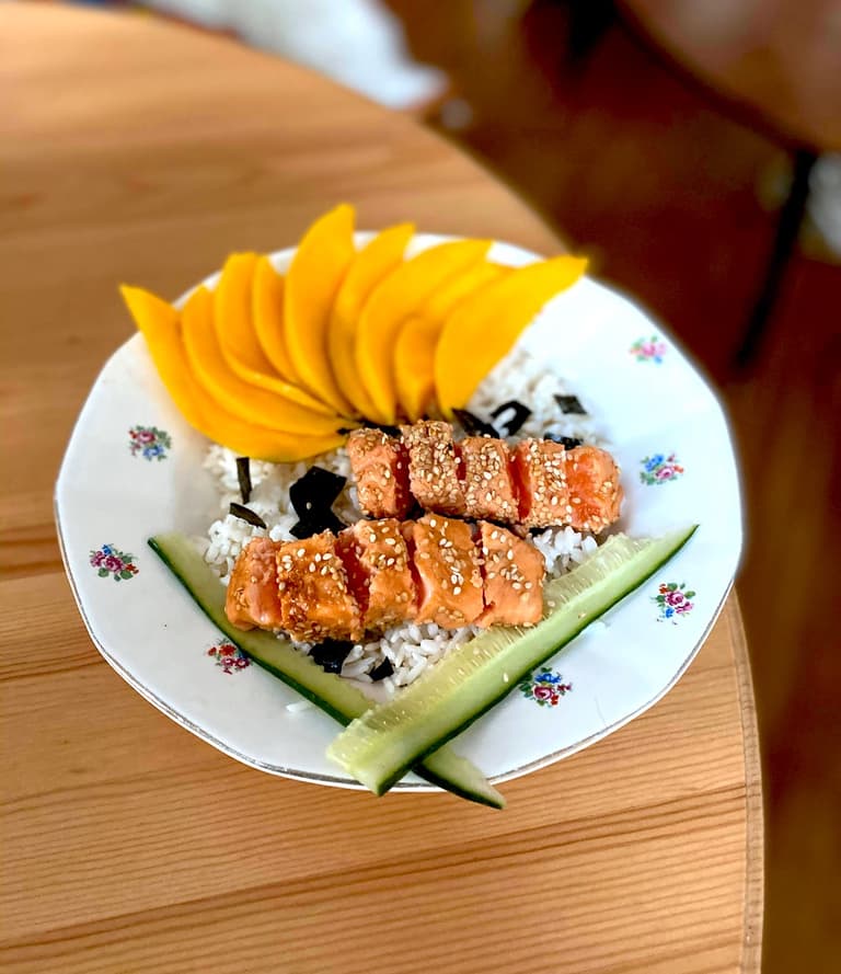 Bol de tataki de saumon, riz, mangue, concombre et sésame