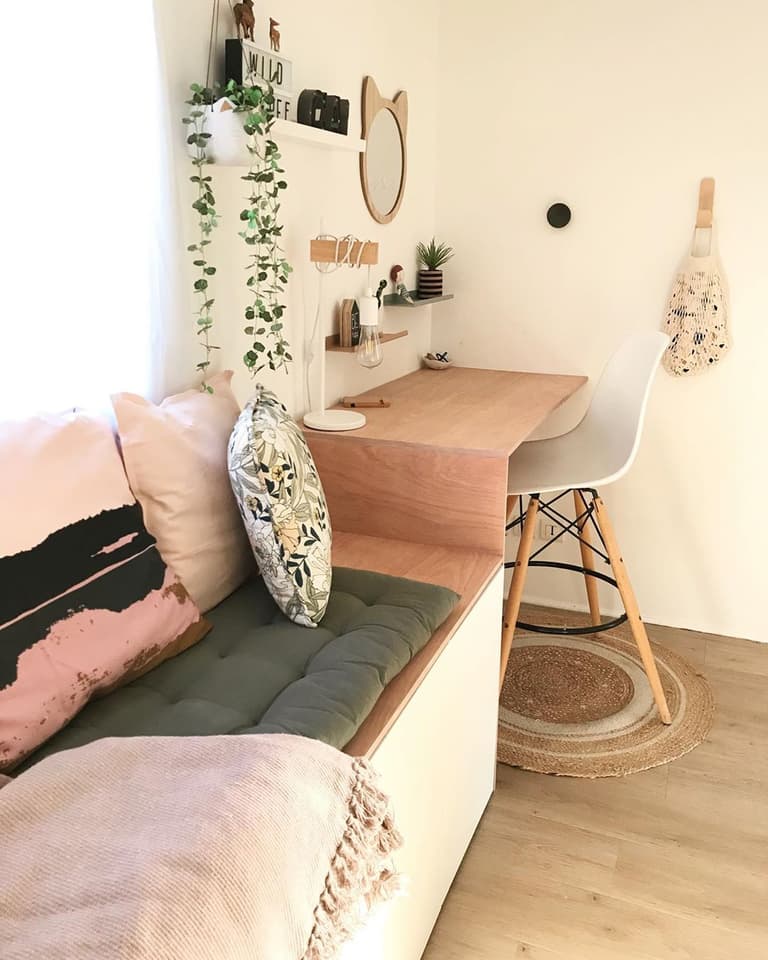 chambre enfant déco rose pastel sol parquet en bois banquette blog déco clematc