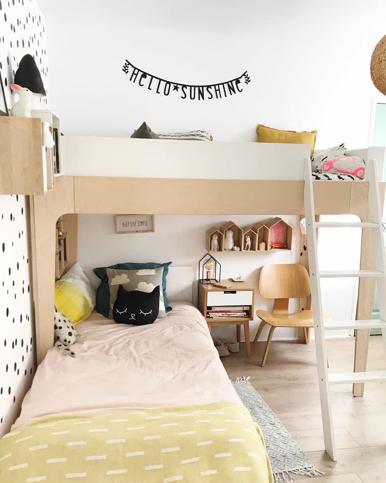 chambre enfant lit en hauteur parquet en bois papier peint noir et blanc
