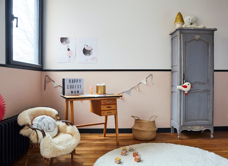 chambre enfant rétro vintage vieux rose armoire parisienne fauteuil rotin