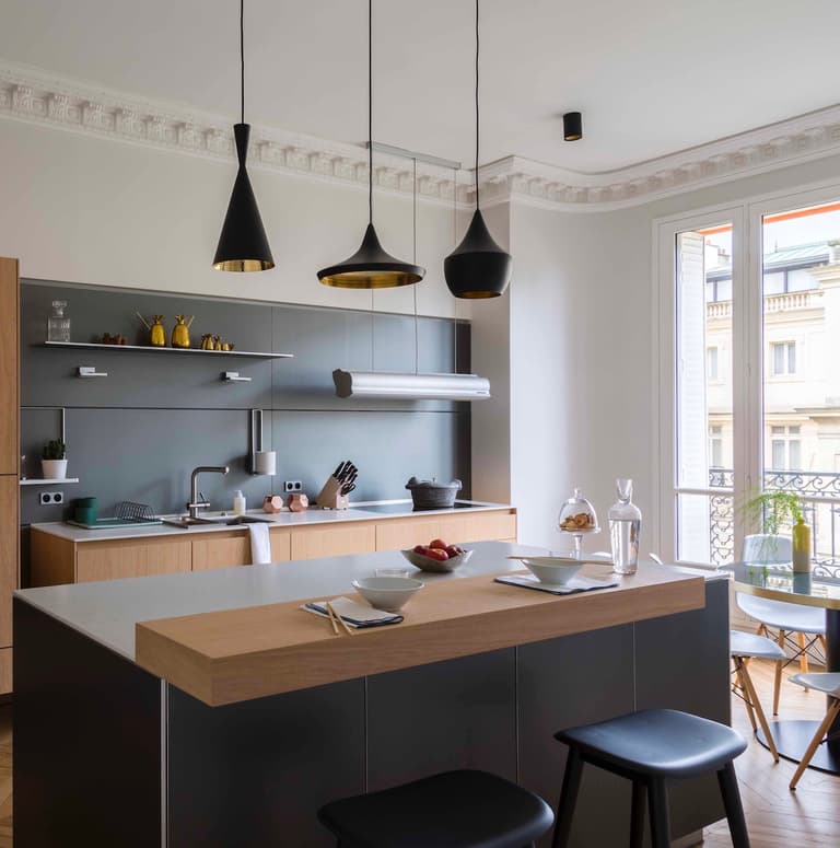 cuisine ouverte noire mat bois plan travail marbre table rond Véronique Cotrel