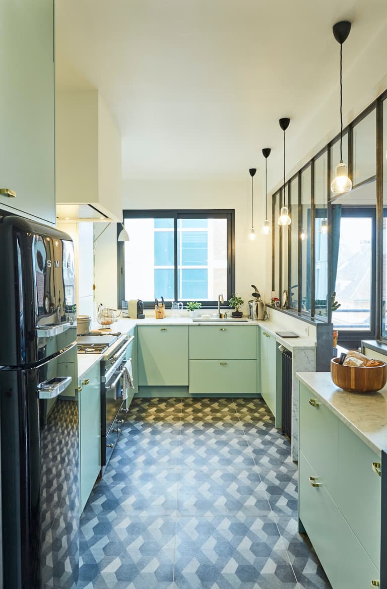 cuisine verte eau noir blanc carrelage damier retro 30s - blog déco - clematc