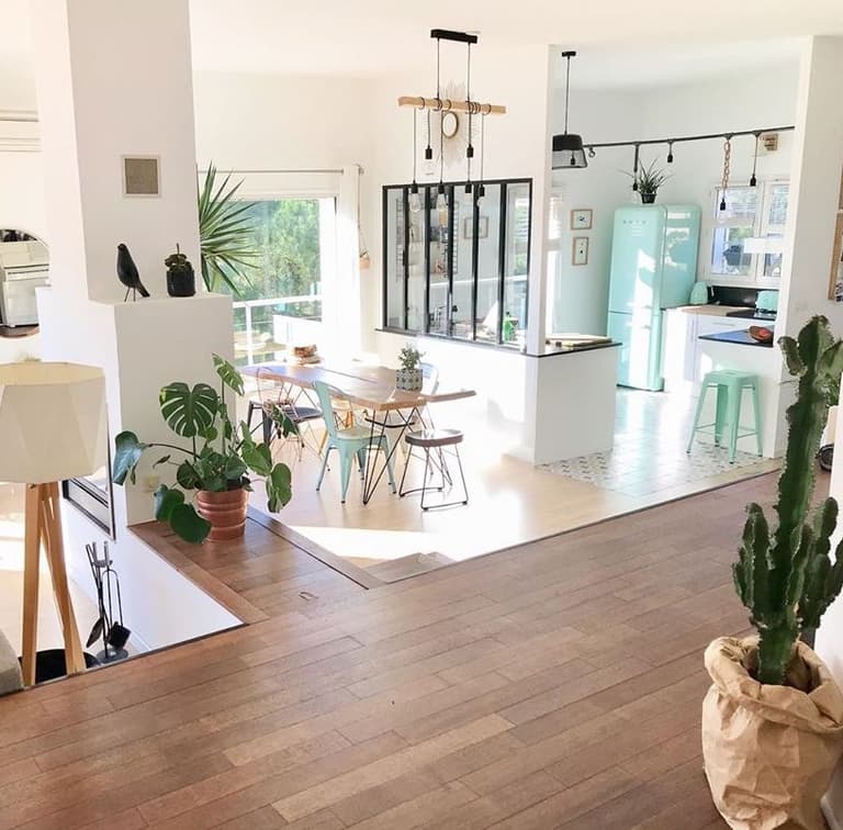 Pièce de vie lumineuse avec cuisine ouverte et parquet en bois