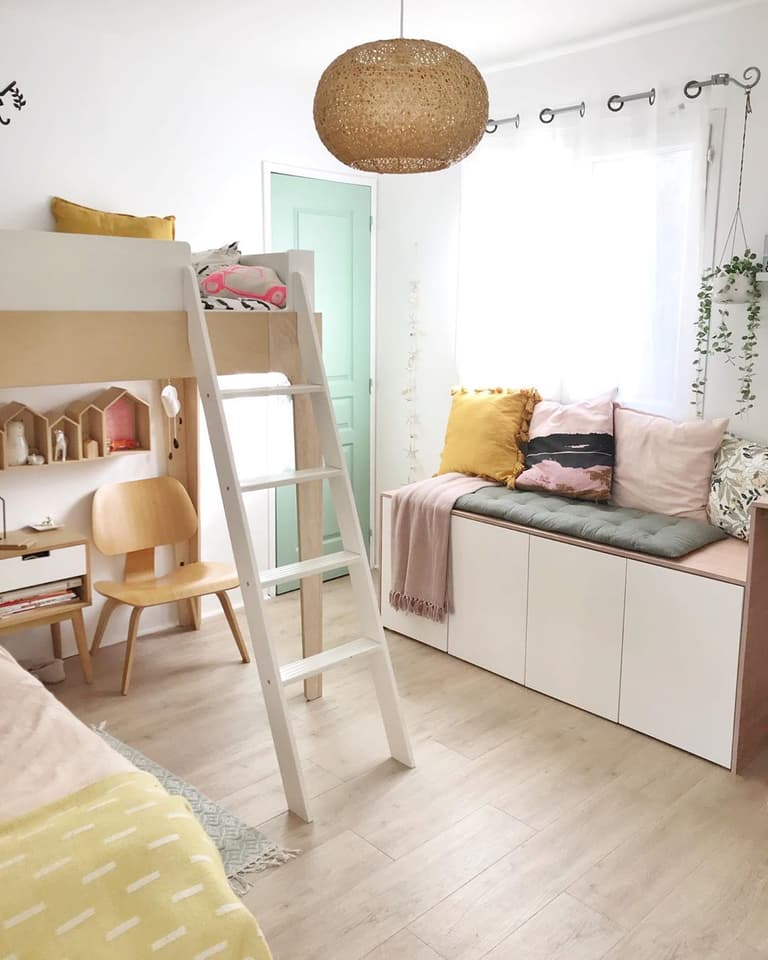 Chambre de fille avec banquette et rangements intégrés