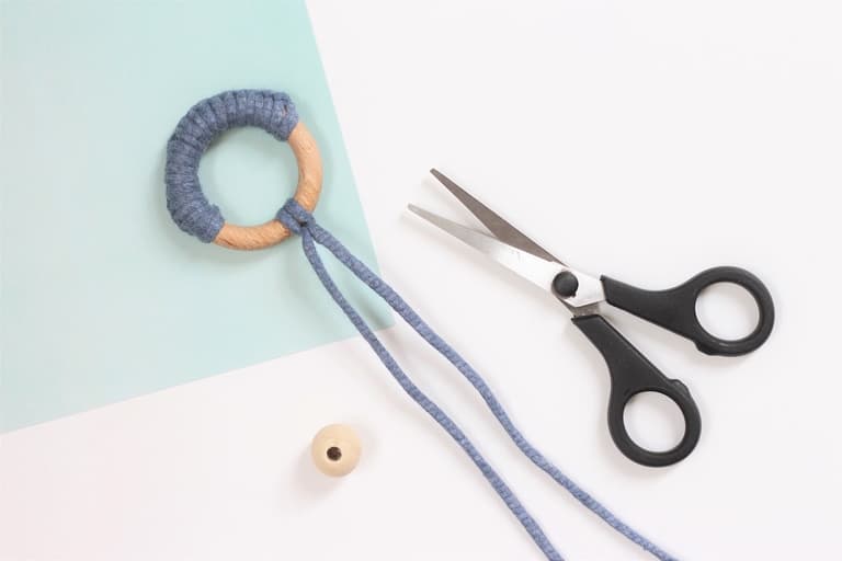 faire hochet bébé dentition bois Montessori traphilo corde laine fait-main