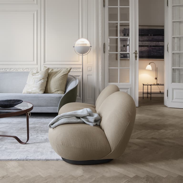 fauteuil pacha rond beige salon sobre élégant parquet bois lamé table basse rond en verre
