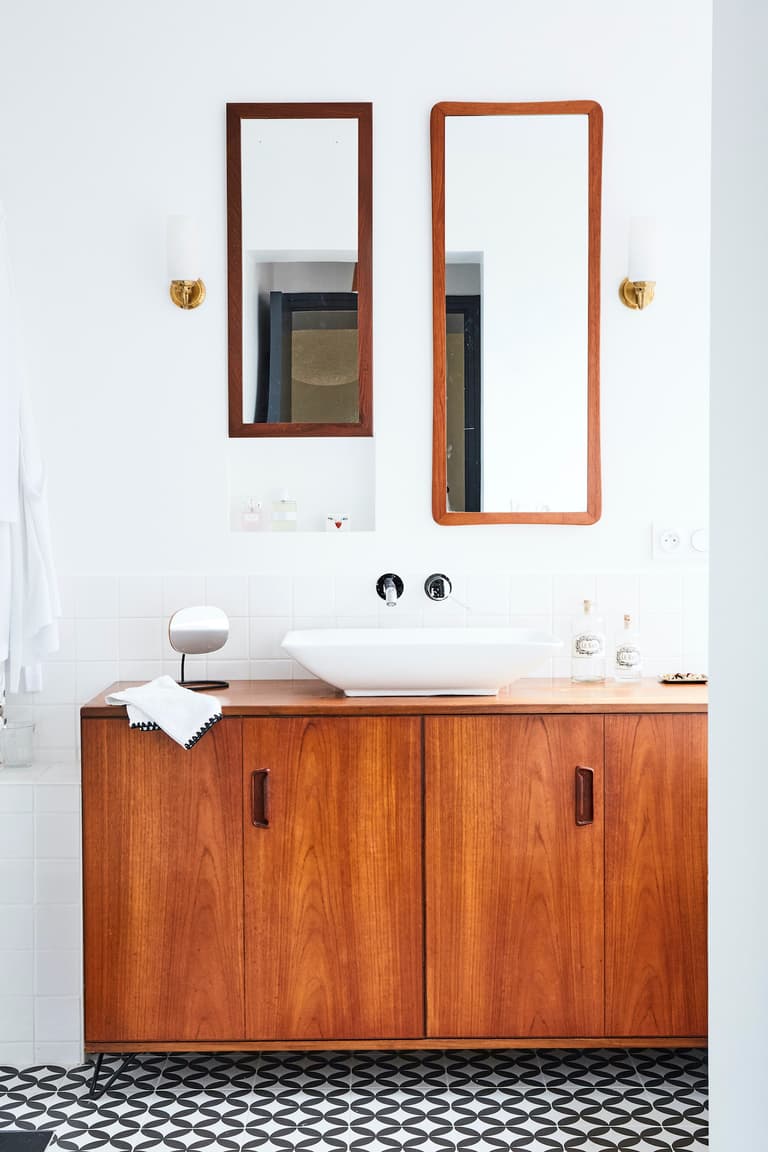 salle de bain style décoration années 30s buffet bois carrelage damier gris blanc