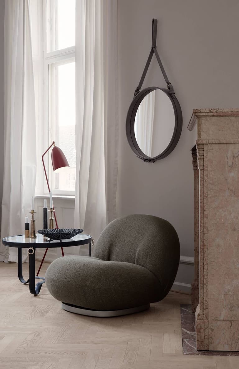 salon sobre fauteuil gris foncé table basse ronde métallique noir lampe métal rouge
