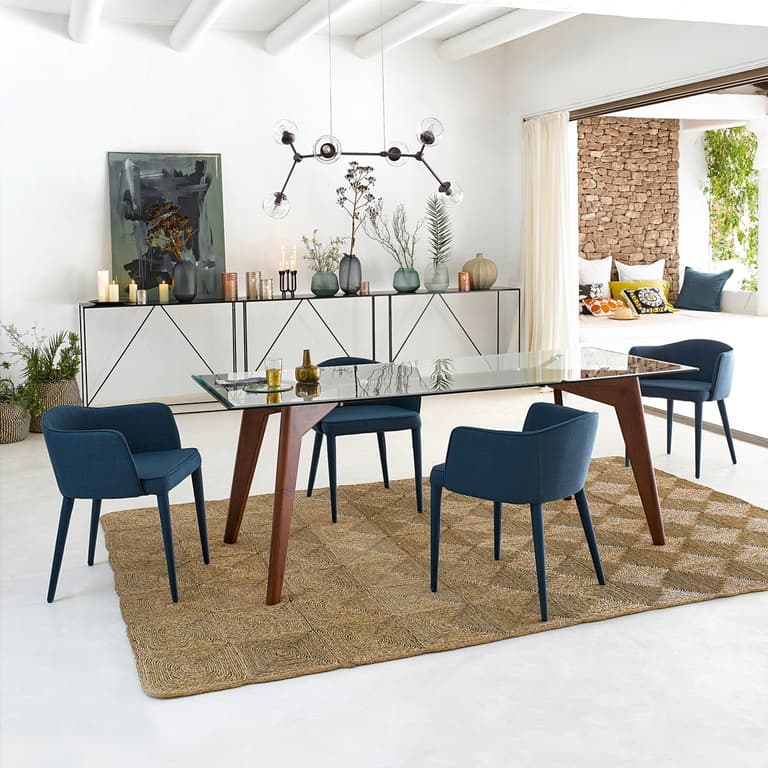 table rectangulaire verre bois salle à manger sol béton ciré tapis jute géant maison moderne mer