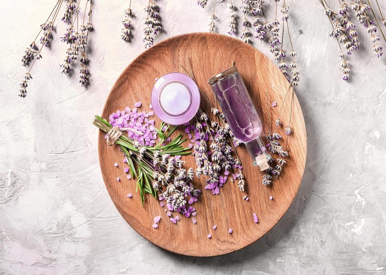DIY recette fleurs lavande flacon eau florale assiette ronde bois clematc