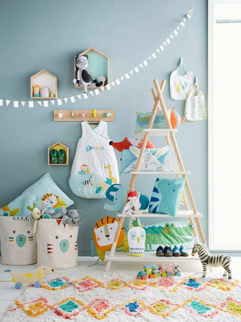 chambre bébé mur bleu layette thème jungle lion savane idée déco
