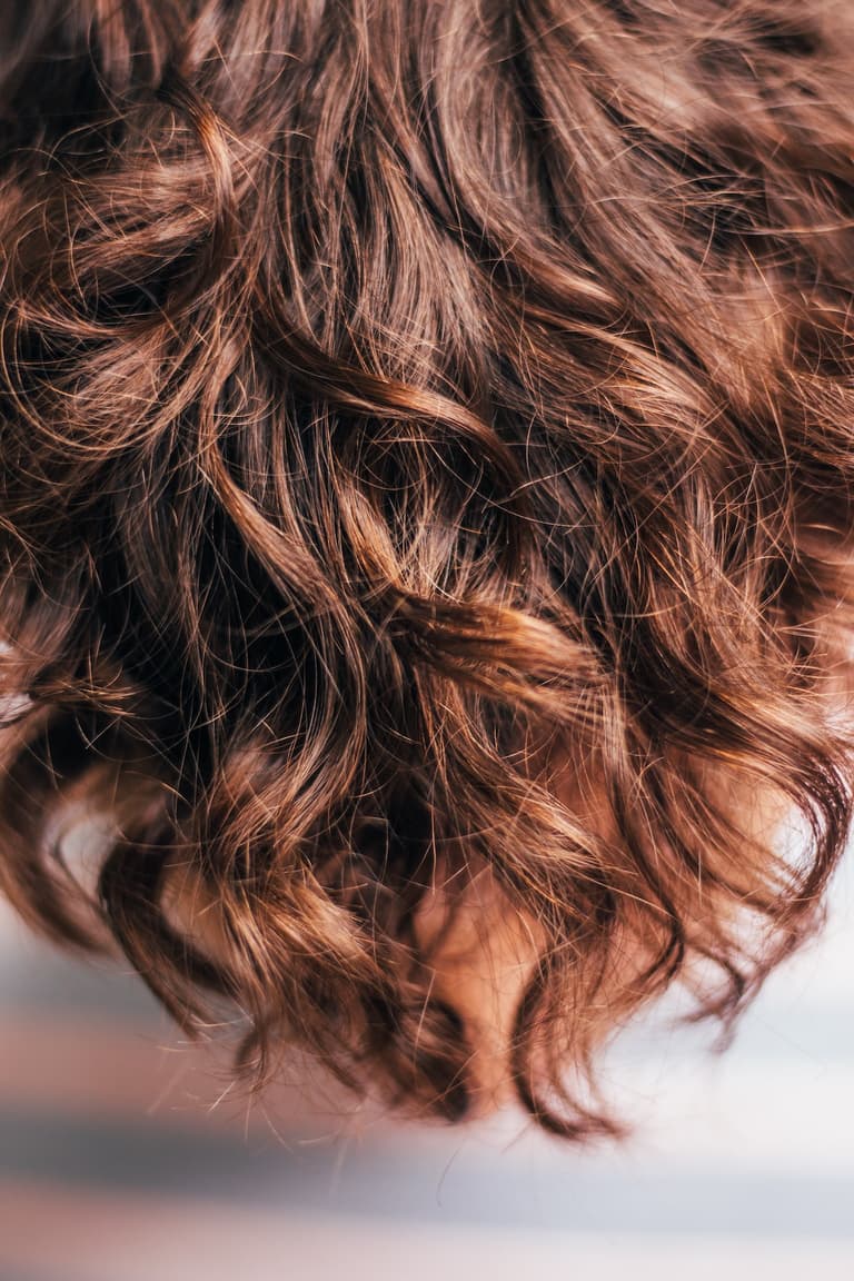 cheveux bouclés ondulés châtains reflets routine soin