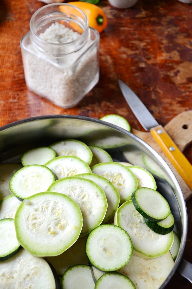 Rondelles de courgette et d’aubergine mises à dégorger