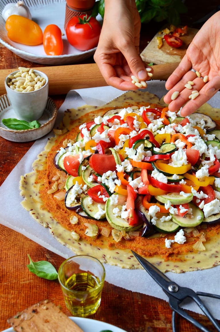 Bords de la tarte repliés sur les légumes et la feta