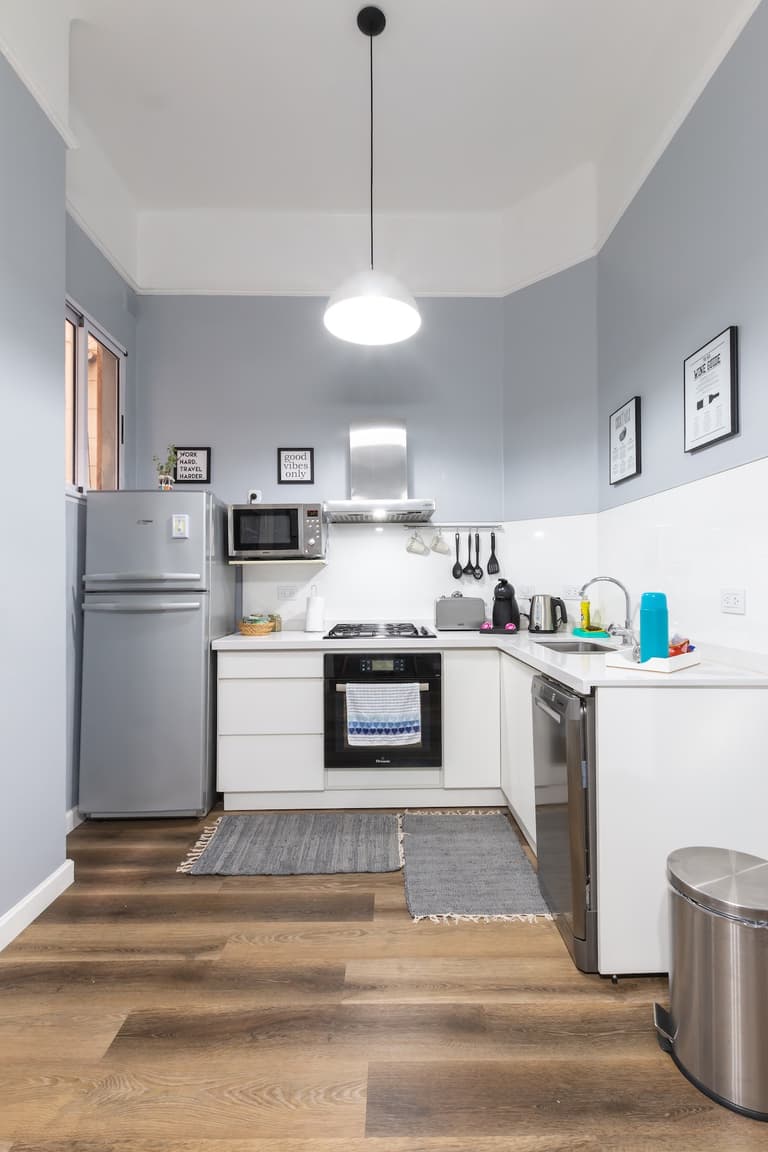 mur bicolore soubassement gris kitchenette sol vinyle imitation parquet studio étudiant