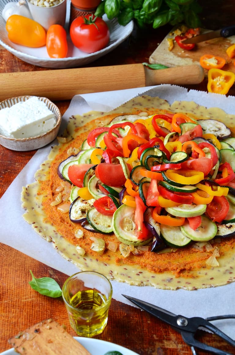Légumes disposés en spirale sur la tarte rustique