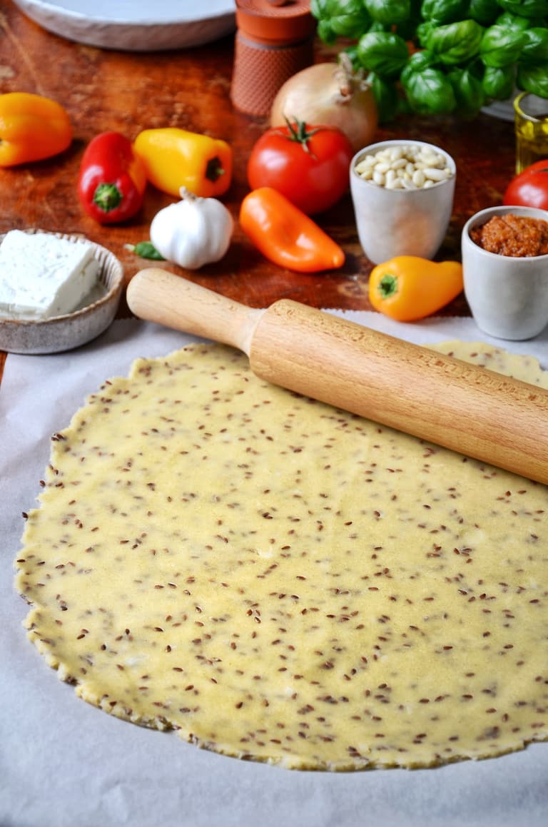 Pâte à tarte rustique aux graines de lin étalée
