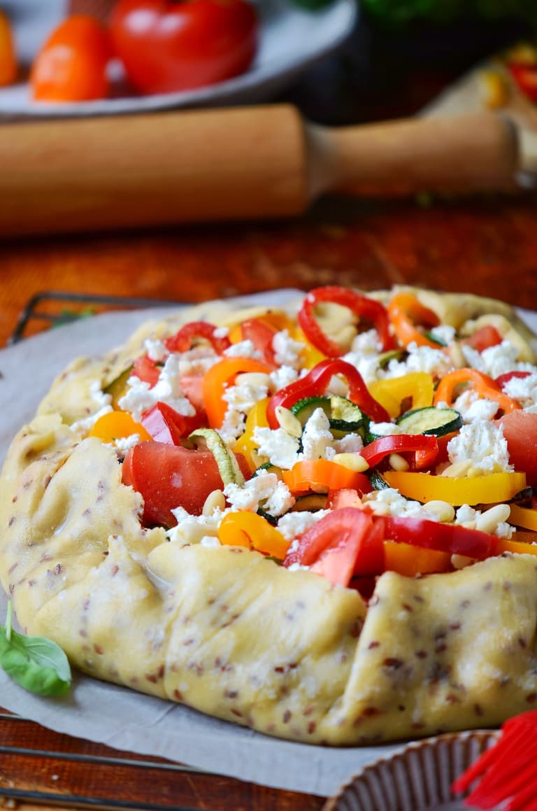 Tarte aux légumes du soleil et feta à la sortie du four