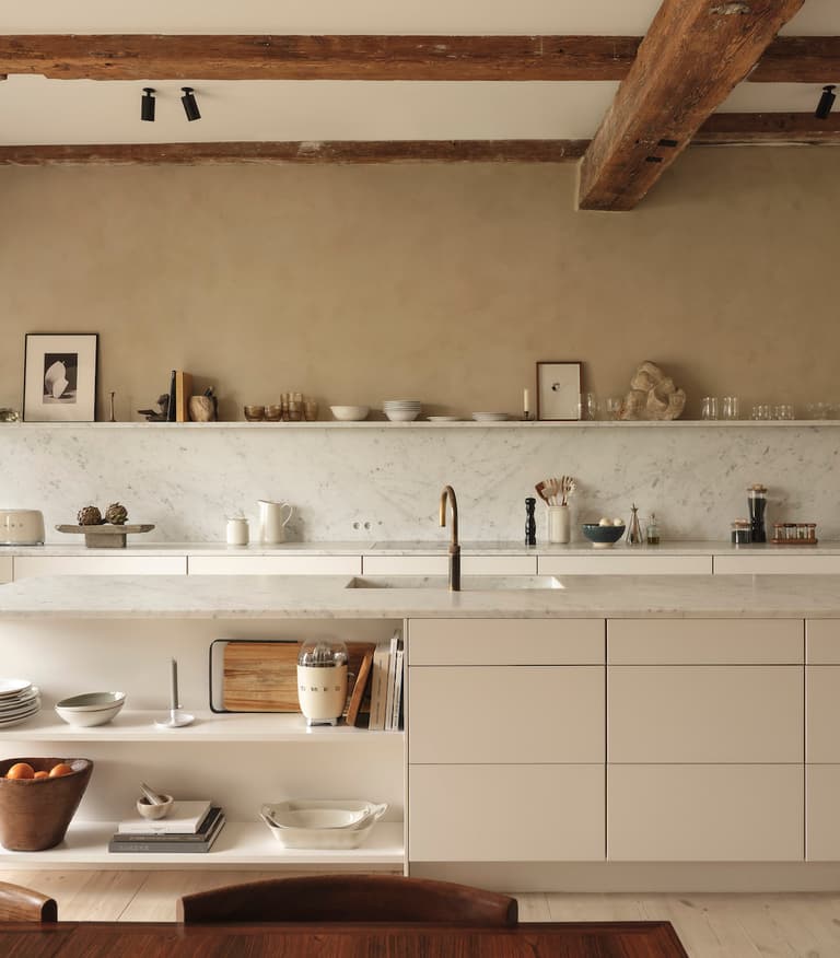 cuisine ouverte mur taupe poutre apparente en bois déco intérieure champêtre