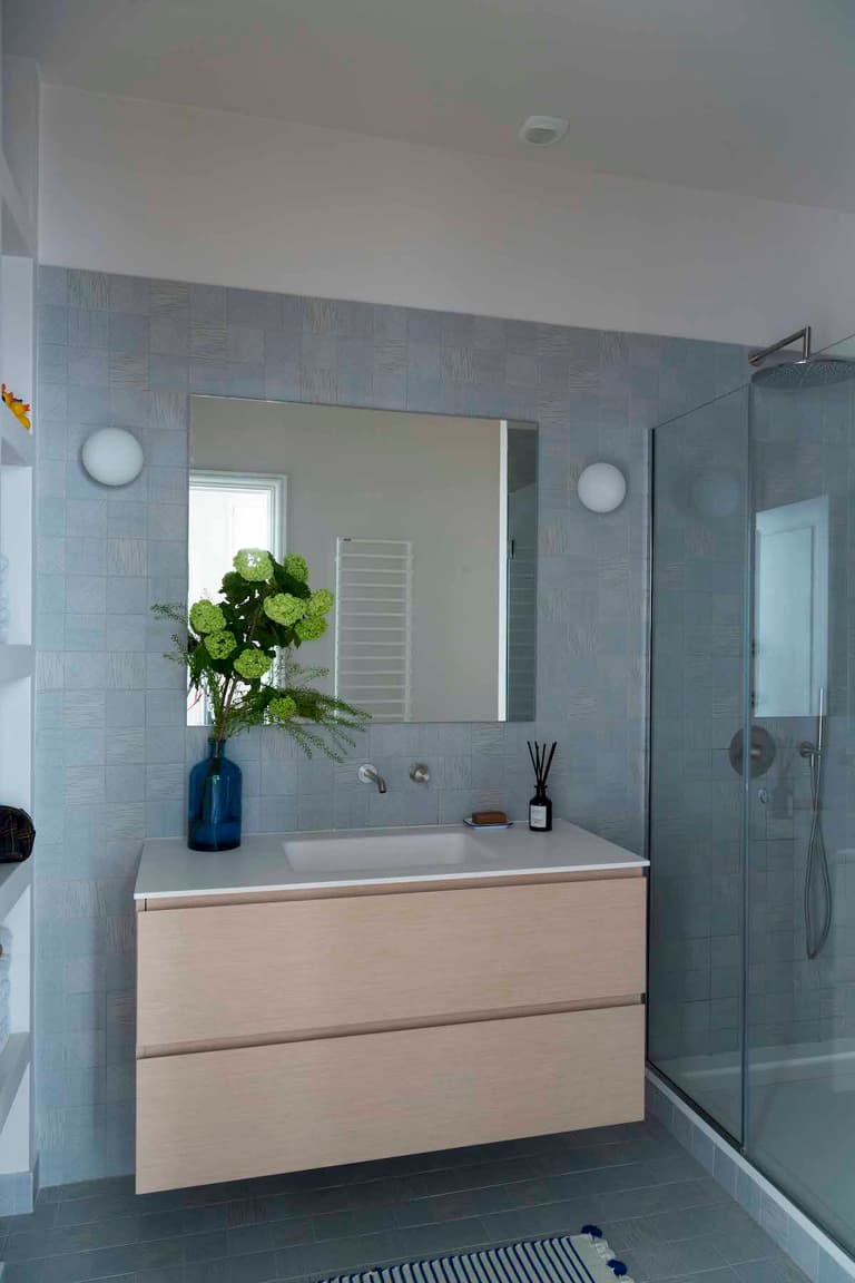 agence Véronique Cotrel réalisation salle de bains enfant bleu bois