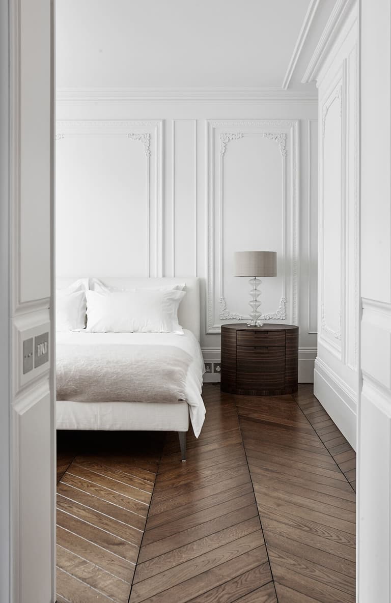 chambre déco haussmannienne moulures aux murs parquet chevron foncé
