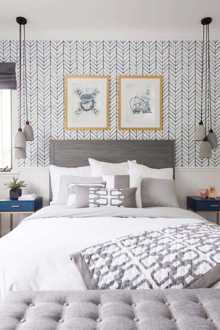 chambre lit double décoration gris bleu papier peint effet chevron suspension grise