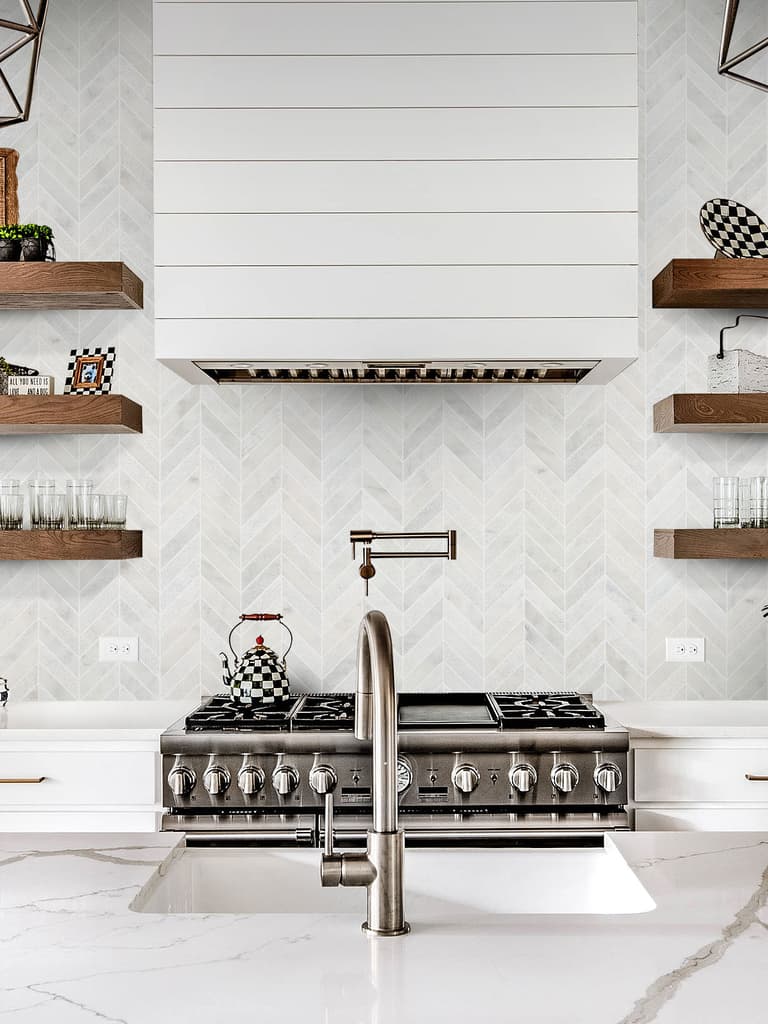 cuisine lumineuse marbre blanc étagère bois brut blog déco