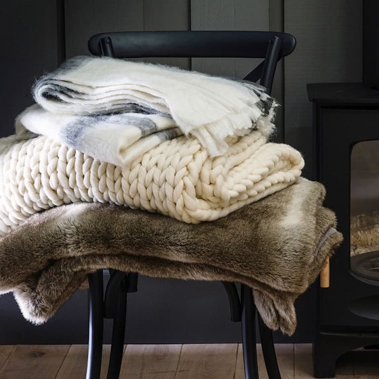 plaid fourrure tricot chaise noir design - blog déco - clematc
