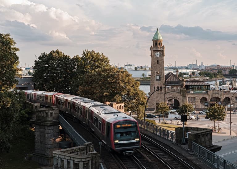 hambourg allemagne train architecture pierres grises toits verts